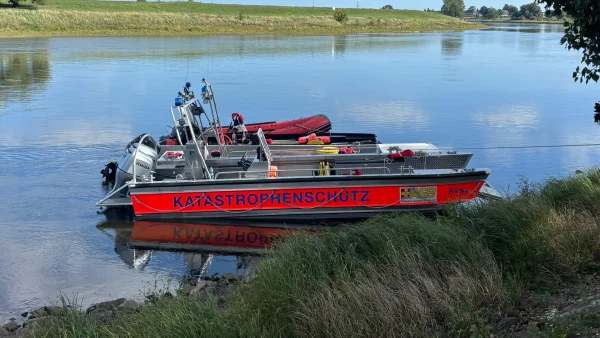 ASB Katastrophenschutzboot Riesa auf der Elbe