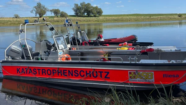 ASB Katastrophenschutzboot Riesa auf der Elbe