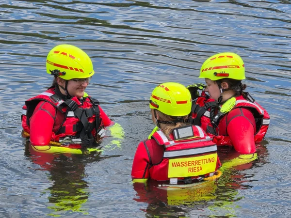 ASB Wasserrettung drei Retterinnen im Wasser