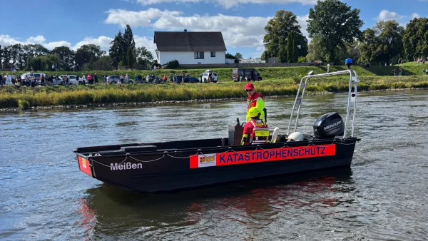 ASB Katastrophenschutzboot Meißen auf der Elbe