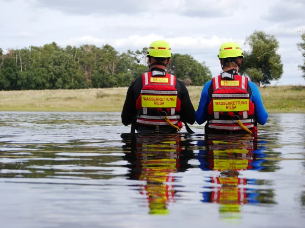 ASB Wasserrettung zwei Retter im Wasser